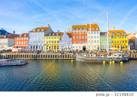 Nyhavn with old houses in Copenhagen, Denmark Nyhavn with old houses in Copenhagen, Denmark 32198810