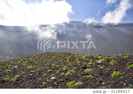 雲湧く富士山宝永山火口壁 雲湧く富士山宝永山火口壁 32199357