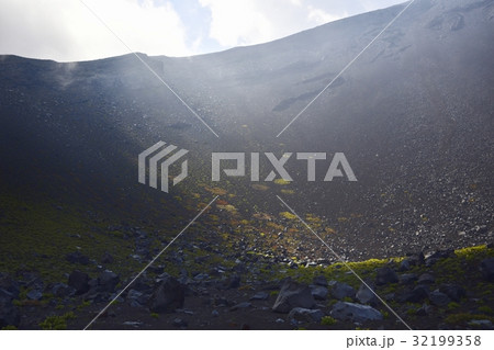 光射す富士山宝永山火口壁 32199358