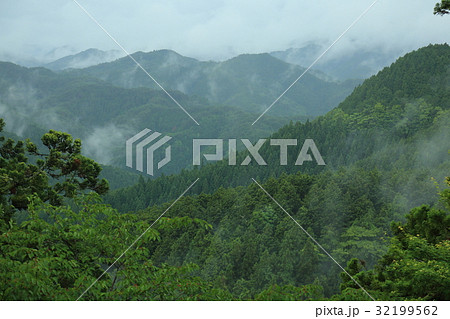 雨の高野山 32199562