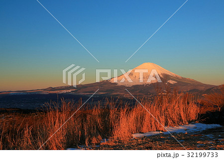 箱根・矢倉岳から見る朝焼けの富士山 箱根・矢倉岳から見る朝焼けの富士山 32199733