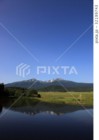 鳥海山と溜池 32199743