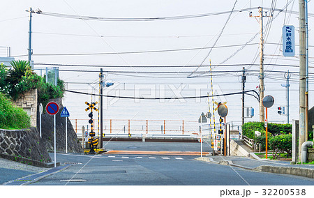 江ノ電 鎌倉高校前駅の踏切 江ノ電 鎌倉高校前駅の踏切 32200538