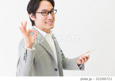 電卓を持つ男性 電卓を持つ男性 32200721