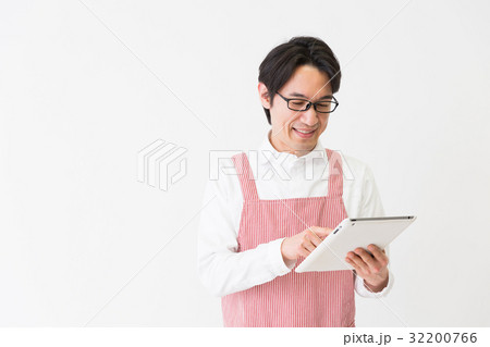 エプロン姿のミドル男性　タブレット 32200766