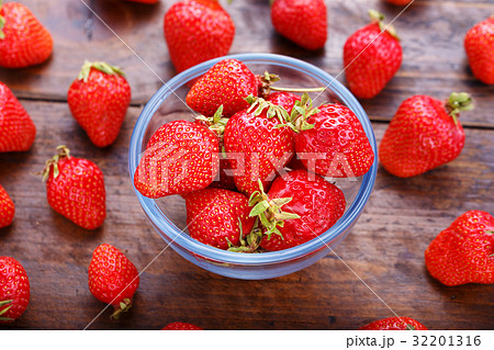 strawberries in a glass plate 32201316