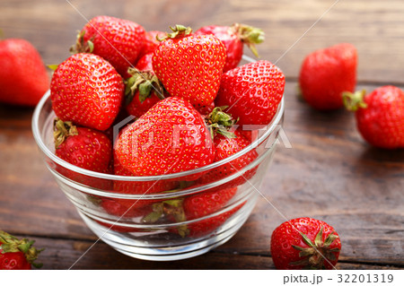 Ripe clean strawberries Ripe clean strawberries 32201319