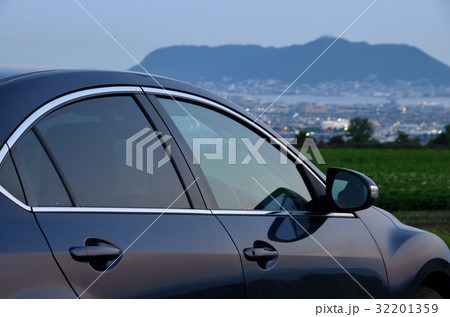 セダンと函館山 32201359