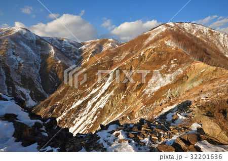 冬の社山南尾根から見た社山と中禅寺湖南岸の尾根 32201636