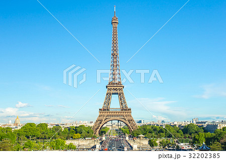 Eiffel Tower view from Trocadero in Paris, France 32202385