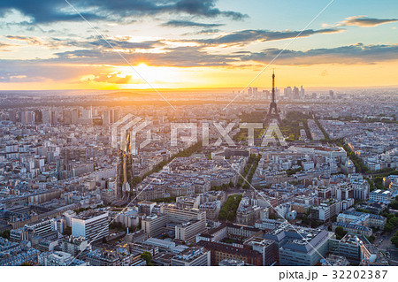 Paris city skyline rooftop view with Eiffel Tower Paris city skyline rooftop view with Eiffel Tower 32202387