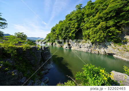 長瀞岩畳 緑あふれる初夏　岩肌と清流 下流方向 a-2 32202465