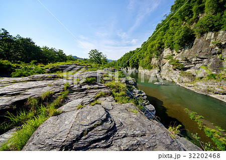 長瀞岩畳 緑あふれる初夏 岩肌と清流 下流方向 c-1 長瀞岩畳 緑あふれる初夏 岩肌と清流 下流方向 c-1 32202468