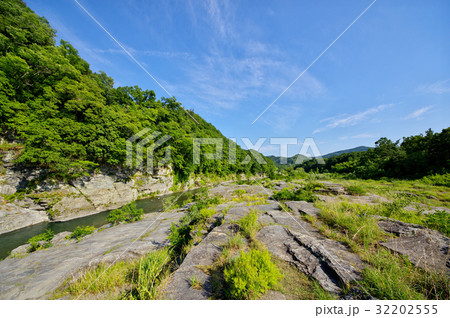 長瀞岩畳 緑あふれる初夏　岩肌と清流 上流方向 b-2 32202555