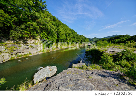 長瀞岩畳 緑あふれる初夏　岩肌と清流 上流方向 c 32202556