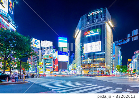 東京 渋谷 スクランブル交差点の夜景の写真素材