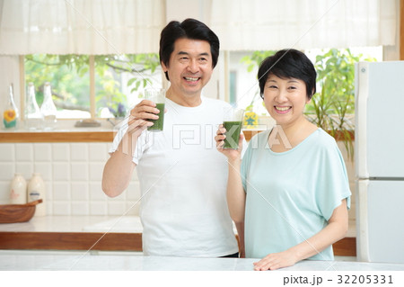 ミドル夫婦　キッチン　ジュース 32205331