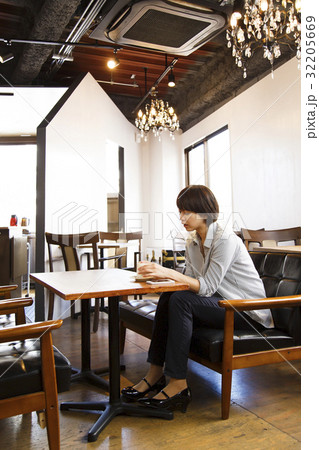 カフェ　女性　若い女性　休憩　ビジネスウーマン　ノマド　ノマドカフェ　お客 32205669