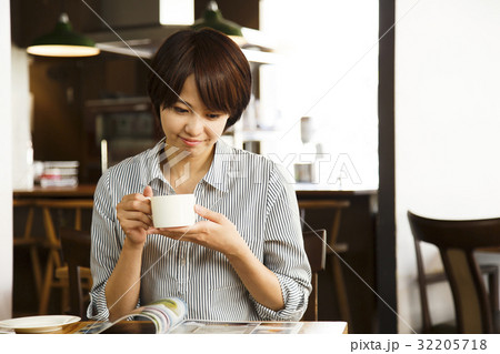 カフェ　女性　読書　若い女性　休憩　ビジネスウーマン　ノマド　ノマドカフェ　お客 32205718