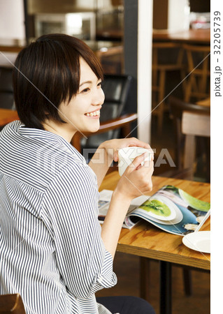 カフェ　女性　読書　若い女性　休憩　ビジネスウーマン　ノマド　ノマドカフェ　お客 32205739