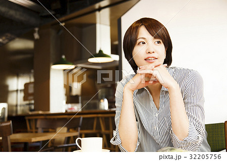 カフェ　女性　読書　若い女性　休憩　ビジネスウーマン　ノマド　ノマドカフェ　お客 32205756