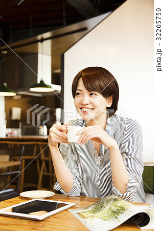 カフェ　女性　若い女性　タブレット　休憩　ビジネスウーマン　ノマド　ノマドカフェ　お客 32205759