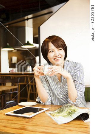 カフェ　女性　若い女性　タブレット　休憩　ビジネスウーマン　ノマド　ノマドカフェ　お客 32205761