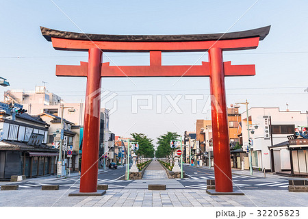 鎌倉 鶴岡八幡宮 三の鳥居と若宮大路の写真素材 3253