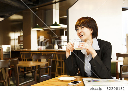 カフェ　女性　若い女性　休憩　ビジネスウーマン　ノマド　ノマドカフェ　お客 32206182
