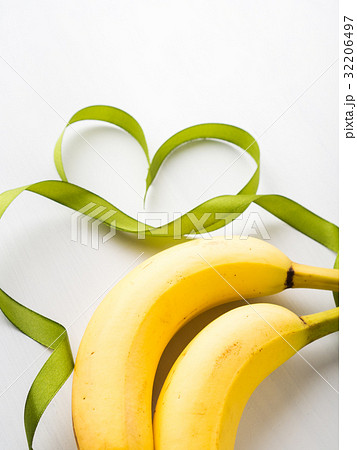 Two bananas with green ribbon frame Two bananas with green ribbon frame 32206497