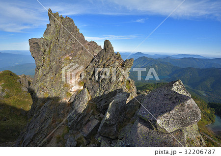 日光白根山山頂北側斜面の岩峰と尾瀬方面を見る 日光白根山山頂北側斜面の岩峰と尾瀬方面を見る 32206787