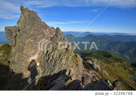 日光白根山山頂北側斜面の岩峰と尾瀬方面を見る 日光白根山山頂北側斜面の岩峰と尾瀬方面を見る 32206788
