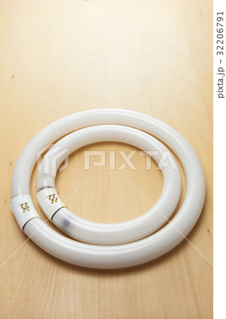 切れた丸型蛍光灯 切れた丸型蛍光灯 32206791