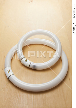 切れた丸型蛍光灯 切れた丸型蛍光灯 32206792