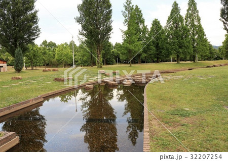 山田池公園 芝生の丘 水路 大阪府枚方市の写真素材