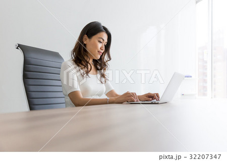 パソコンと若い女性23 パソコンと若い女性23 32207347