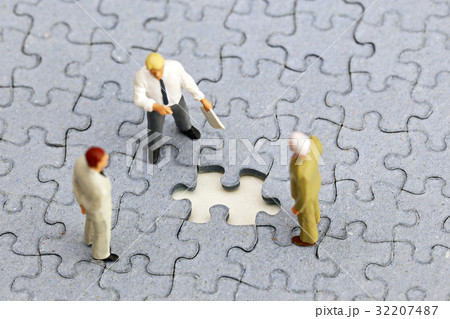 パズルと3人のビジネスマン 32207487