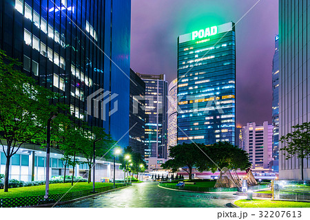 Architecture in Hong Kong at night Architecture in Hong Kong at night 32207613