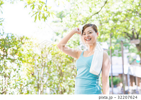 ジョギング ウォーキング 女性 32207624
