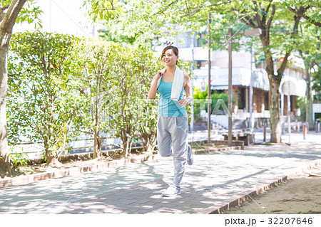 ジョギング ウォーキング 女性 32207646