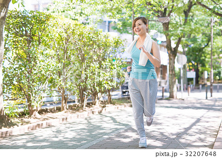 ジョギング ウォーキング 女性の写真素材