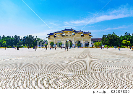 View of Chiang Kai shek memorial hall entrance 32207836