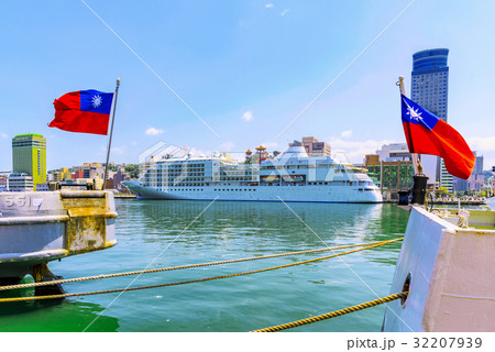 View of ships with flags in Keelung port 32207939