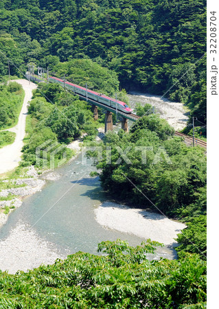 夏の秋田新幹線　田沢湖の峡谷を走行するこまち 32208704
