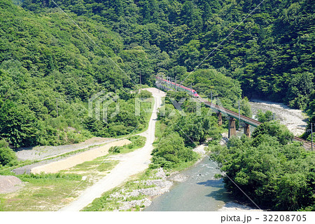 夏の秋田新幹線　田沢湖の峡谷を走行するこまち 32208705