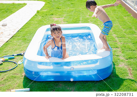 家庭のプールで遊ぶ子供 32208731