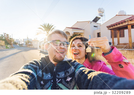 New home owners with key New home owners with key 32209289
