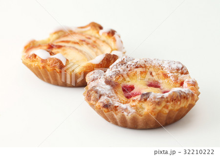 アップルパイとサワーチェリーのタルト ケーキ お菓子 白背景 アップルパイとサワーチェリーのタルト ケーキ お菓子 白背景 32210222