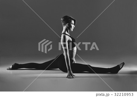 Girl dancer warming up 32210953