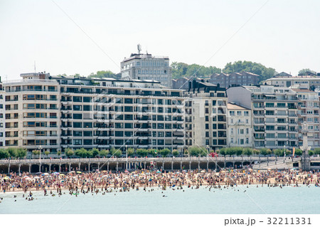 スペインサンセバスチャンのリゾートホテルとリゾートマンションが立ち並ぶ海岸線の写真素材